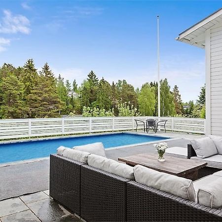 Villa Med Pool Och Bara 600M Till Havet! Trosa Exterior foto