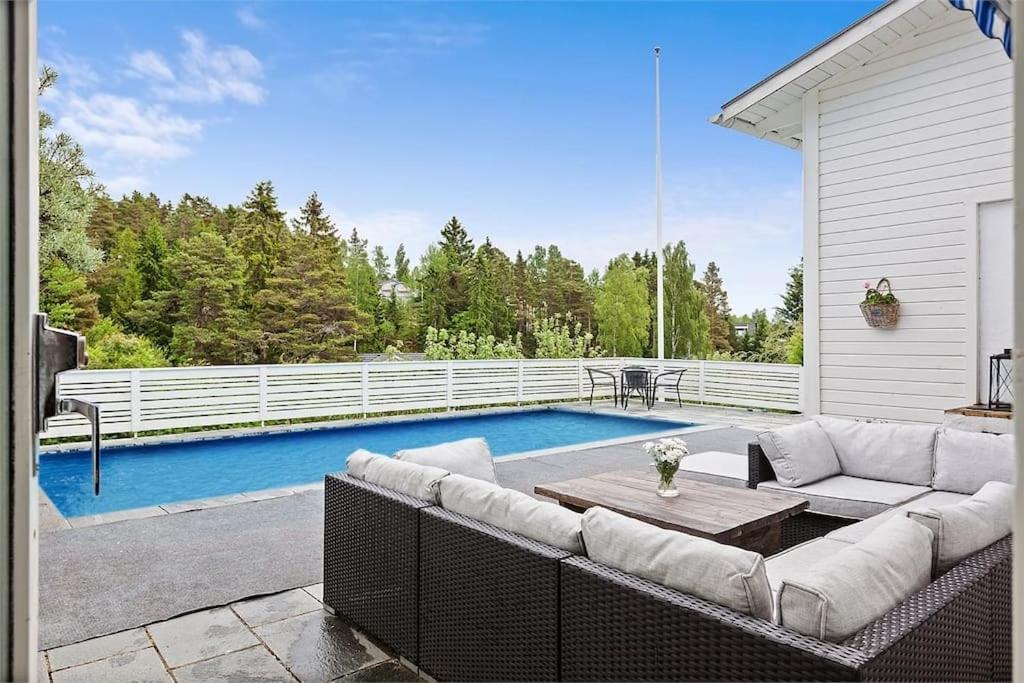 Villa Med Pool Och Bara 600M Till Havet! Trosa Exterior foto